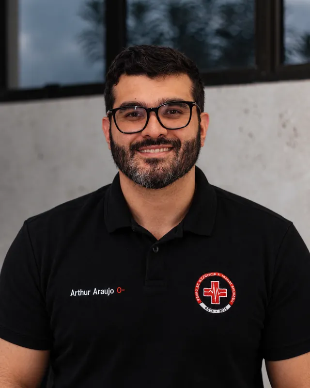 Dr. Arthur Araújo