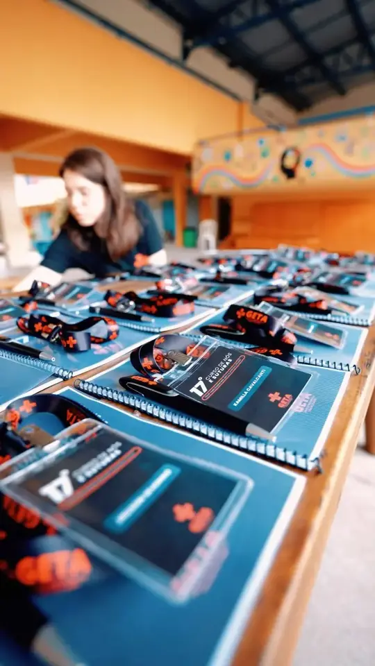 Crachás e materiais do GETA DAY organizados sobre a mesa