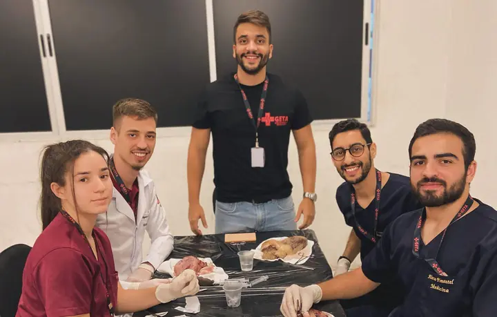Alunos praticando na bancada