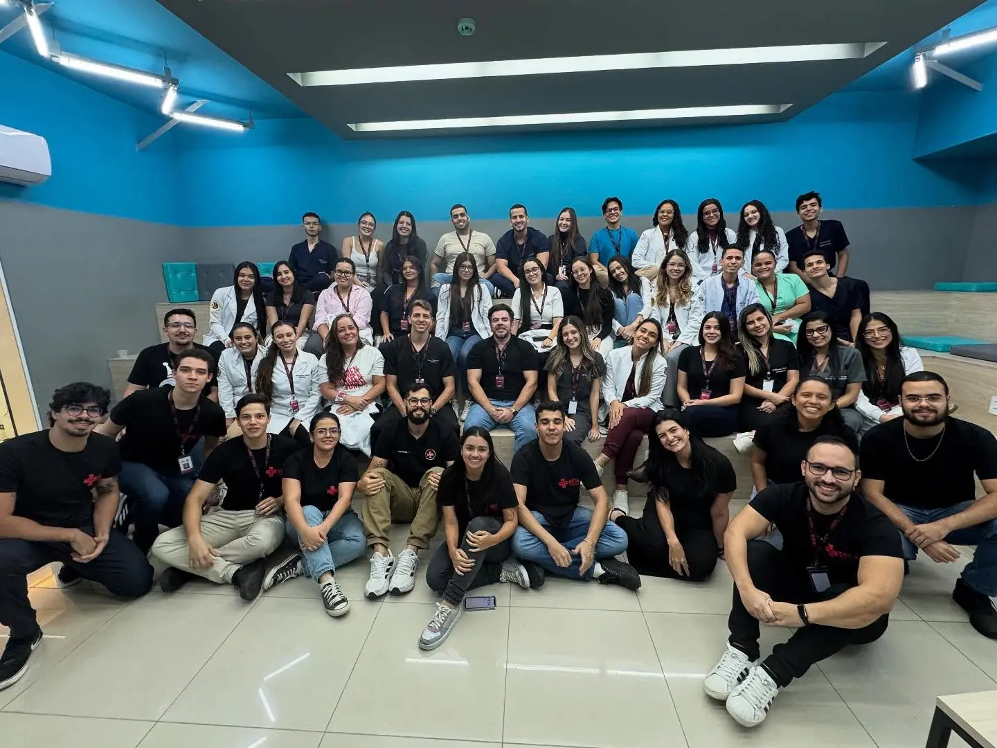 Alunos e equipe da Turma 19 do GETA reunidos em sala, em Caruaru